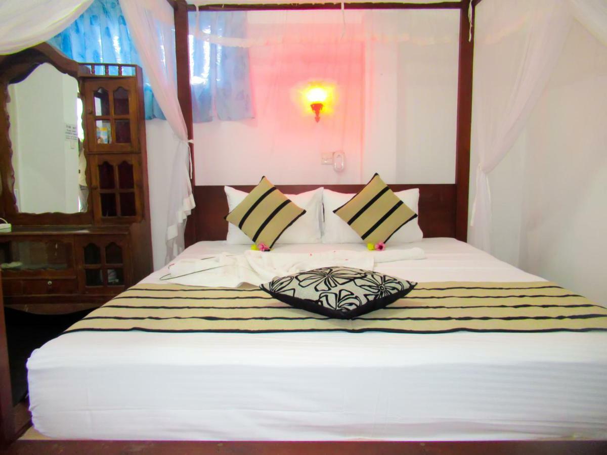 Shanika Beach Inn Tangalle Bagian luar foto